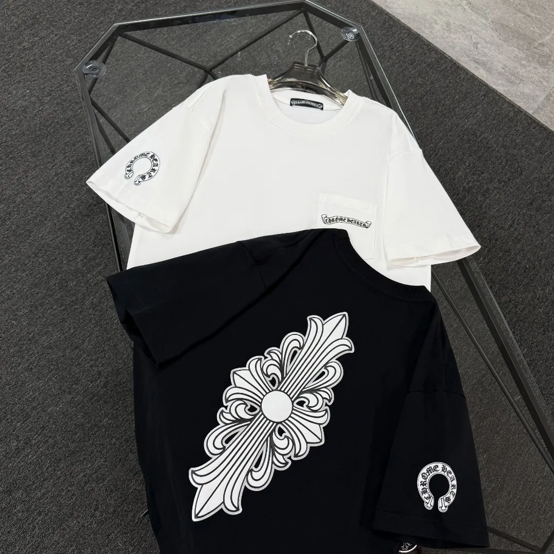 P180 Chrome Hearts 25 high-end versions. The fabric is made of 300 grams of high-density cotton. It does not deform or shrink. It has three labels. It is the same style for men and women. Technology: suede foaming + digital silver printing. Color: white, black. SIZE: S-XL.